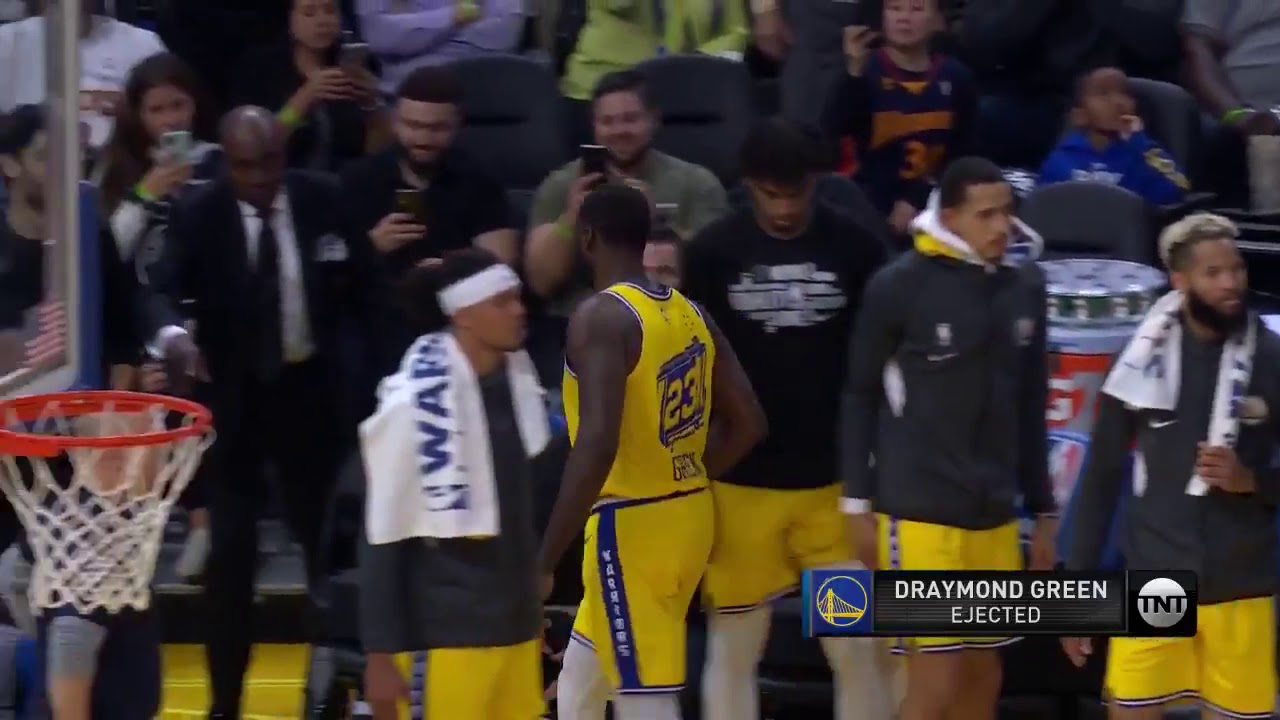 Draymond Green got ejected in the 2Q vs Lakers so LeBron laughs at him ...