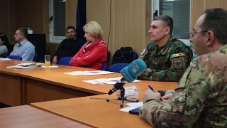 Discuții cu militari italieni despre KFOR