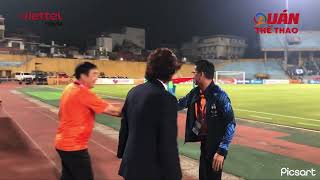 HLV Gong oh Kyun tâm sự với Quang Hải, bắt tay thân thiện với Kiatisuk trong ngày ra mắt CAHN