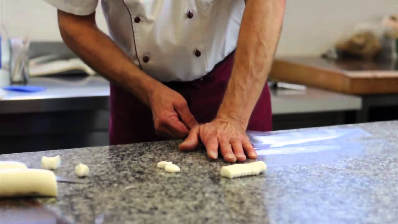 Marzipan Rosen modellieren - Konditorei Handwerk