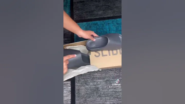 YEEZY SLIDE ONYX EARLY ON FOOT LOOK🥵 #yeezyslides #onyx #adidasyeezy