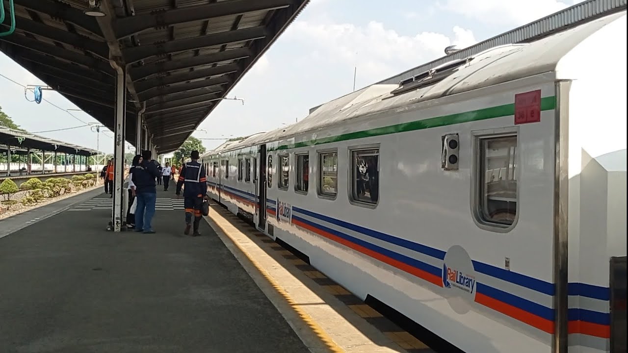 Rail Clinik masuk stasiun Cirebon 