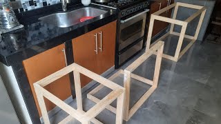 fabricando modulos en una cocina de concreto