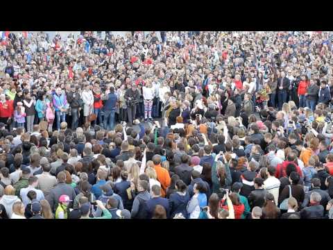 видео: Тысячи новосибирцев спели хором "День Победы" 9 мая в 6 часов утра