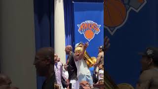 Deuce McBride was dancing with the Larry O’Brien Trophy when “New York, New York” was playing 😂