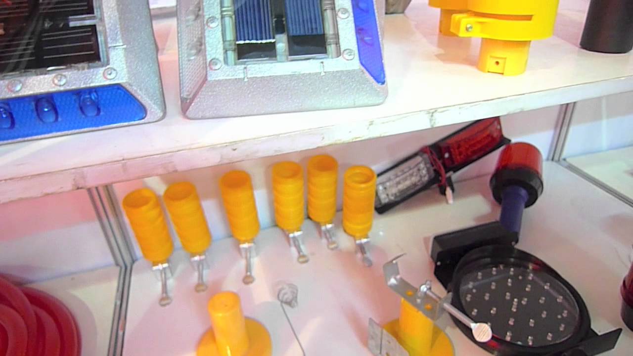 Tachas Solares y Señales de Trafico con paneles solares. - YouTube
