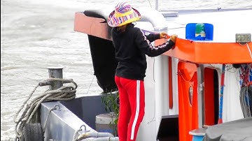 Chị gái đu cabin lúc sa lan tăng tốc vượt cống