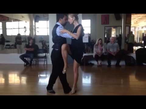 Woodland Hills Village Tango Práctica