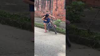 La bici 🚲 sorpresa 🎉 jugetona 🙃 broma de humor ❤️😂 #viral #humor #reels #videos #comedia #pet