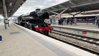 (HD) 1Z92 - Flying Scotsman arriving at Derby
The Flying Scotsman Seen arriving at Derby.
After working a Charter service to Derby, from London Victoria.
1Z92 - London Victoria to Derby.
Filmed: Saturday 2nd August 2025 (HD) 1Z92 - Flying Scotsman arriving at Derby