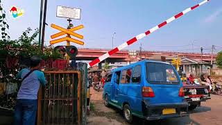 nonton kereta api di perlintasan sepur cikampek