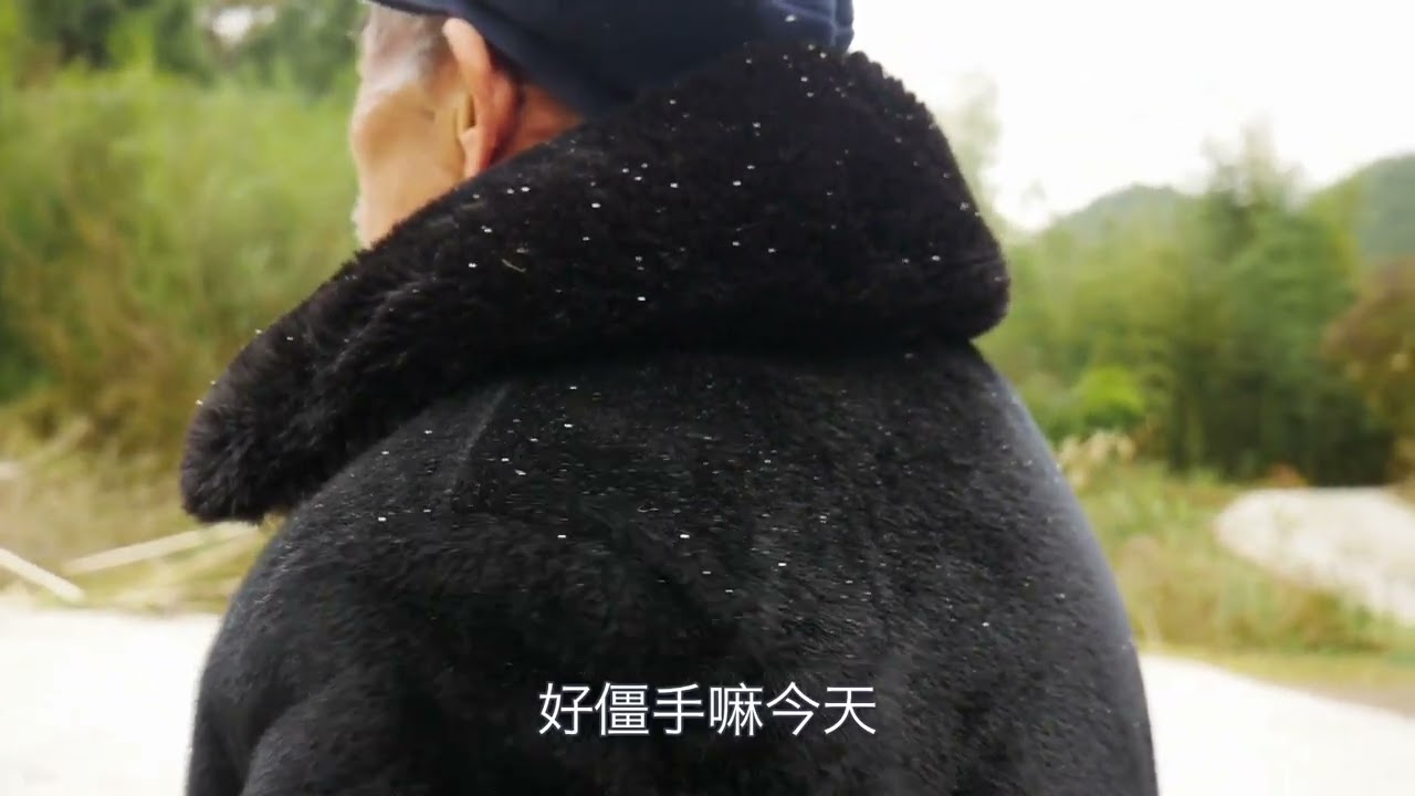 阿英家山上突然下雪了，这是今年的第一场雪，一家人都盼望着。