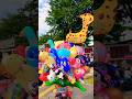 beli balon jerapah dan bebek biru terbang di pasar
