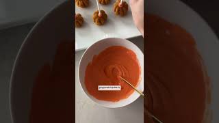 This is your sign to make these adorable pumpkin cake pops! 🎃