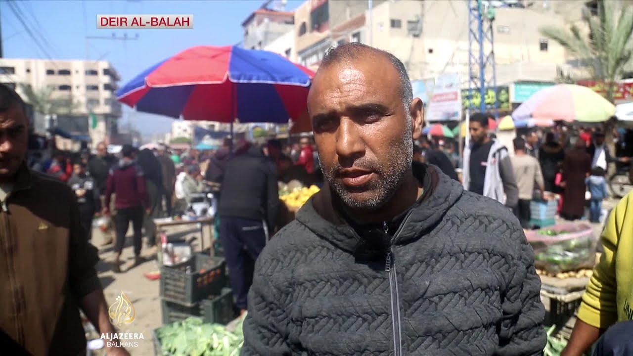 ينتظر الفلسطينيون في قطاع غزة بفارغ الصبر أي أخبار عن وقف إطلاق النار.