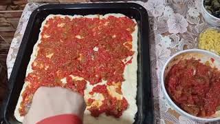 طريقة عمل بيتزا بالجبنه الموتزريلا بمقادير بسيطه .