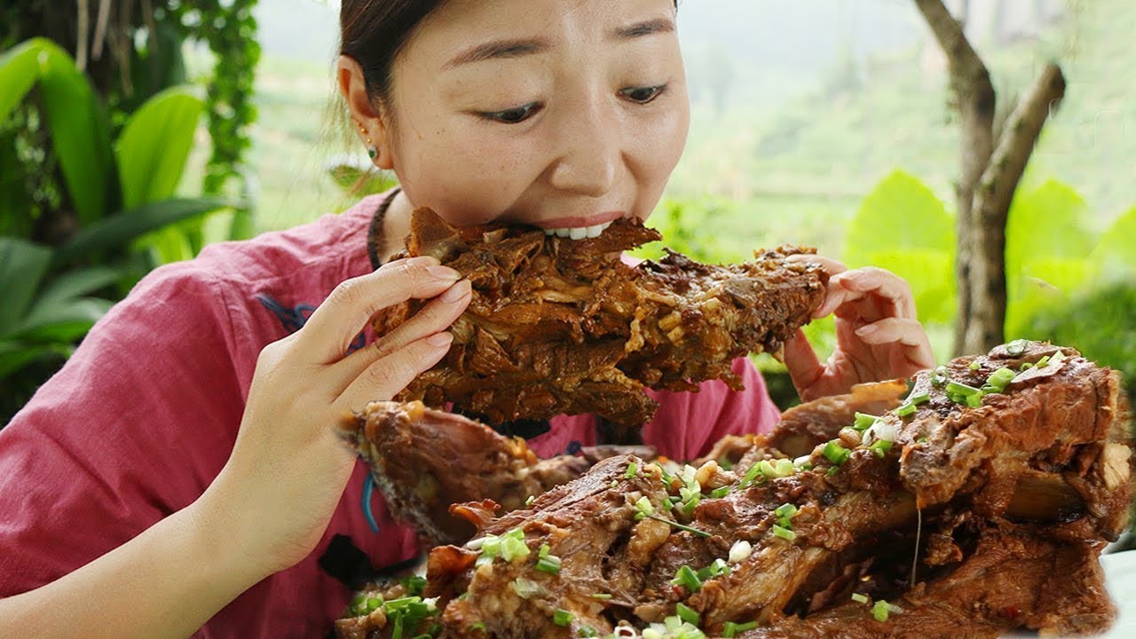 買幾塊豬大骨，小雨回家鹵著吃，出鍋直接抱著啃，真過癮！ 【市民朱小雨】