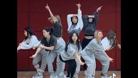 when tzuyu folding her knee