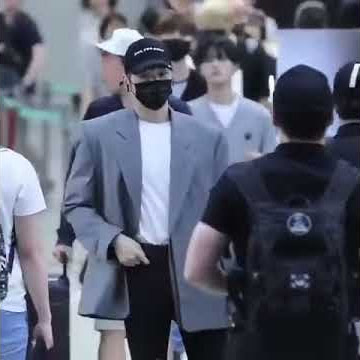image of the young CEO and his colleagues at the airport ㅎㅎㅎㅎ