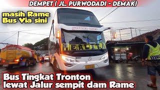 Bus Tingkat Tronton lewat Jalur sempit dan Ramai apakah manuver mulus