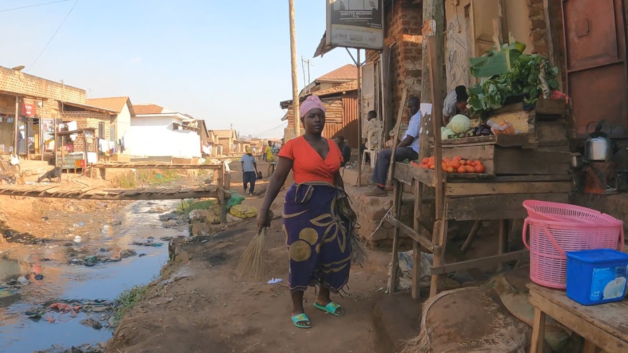 4K WALK IN A HUMBLE LOCAL COMMUNITY IN 🌍 UGANDA🇺🇬