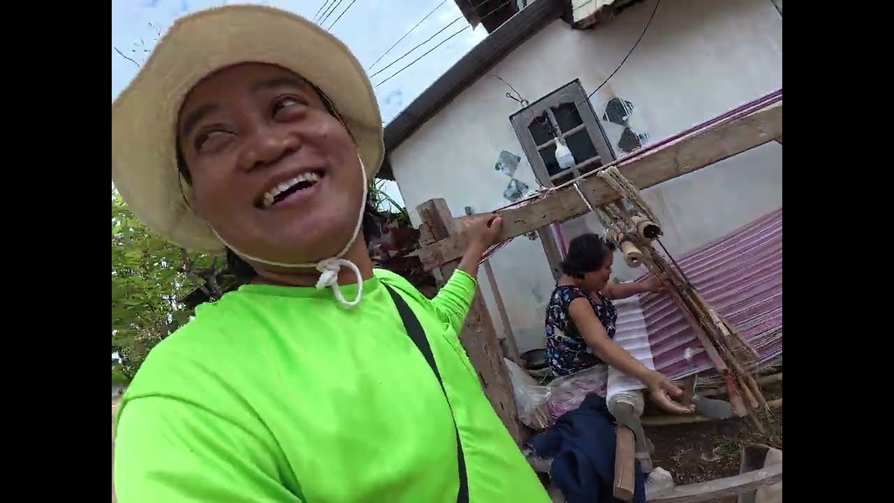 ทอผ้าพื้นเมืองฝีมือคุณยายบ้านนาดี