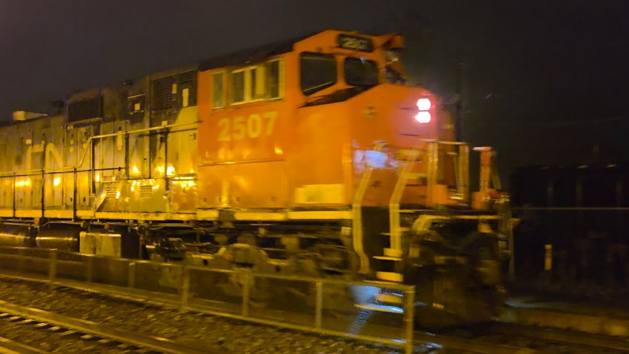 (C44-9WL 2507 Lead!) CN A434-31 • 2507 leads 2303 pulling into Aldershot