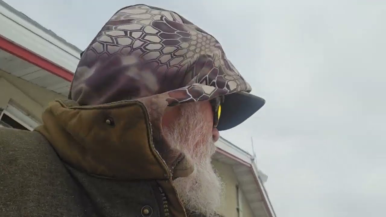 WALKING 2.5 miles ON BAD ROADS FOR BOOZE SUPPLIES|| BEER:30