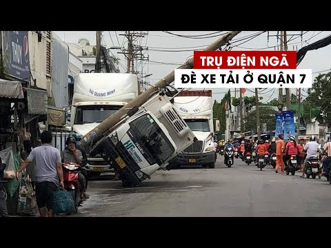 Video Trụ điện ngã đè xe tải trên đường phố quận 7 - youtube