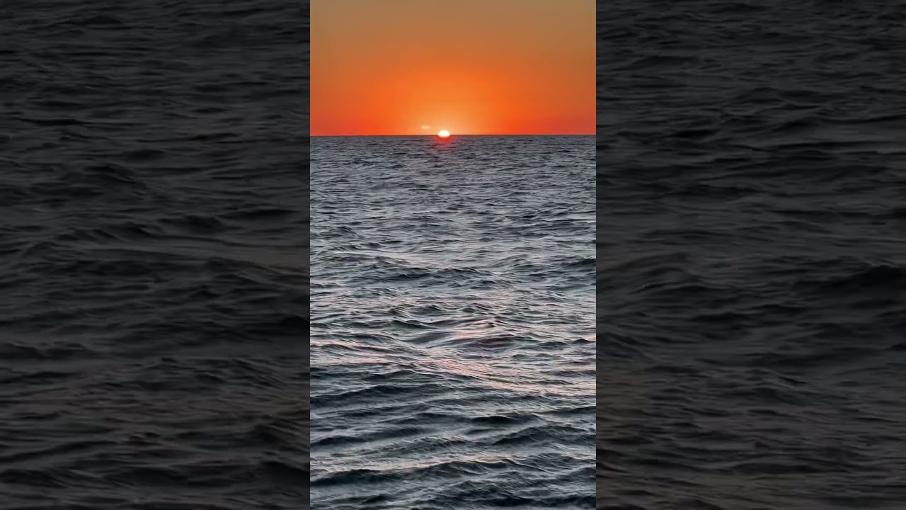 The exact moment the sun goes down in the ocean ?? #sunset #sailinglife