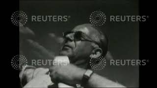1949 Spectators watch horses race at Goodwood Racecourse