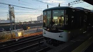 京阪電車10000系(10002F)第2編成準急出町柳行き到着で入線・発車。中書島駅