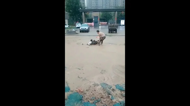 GLOBALink | Passer-by saves mother and children from mud hole in Zhengzhou, China - DayDayNews