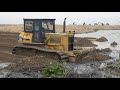 អាប៉ុលរុញខ្សាច់ និងឡានចាក់ខ្សាច់ Komatsu bulldozer pushing sand & Dump trucks dumping sand