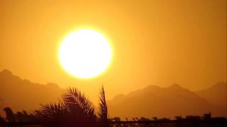 Закат: Солнце садится за Горы Красного моря - с ускорением в 20 раз