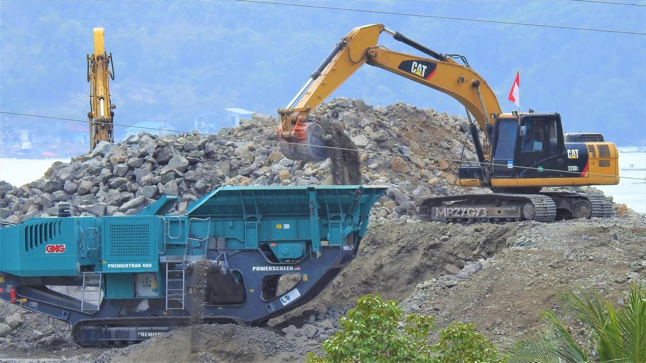 excavators-trucks-loading-tracked-jaw-crusher-powerscreen-premiertrak