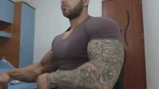 Flexing Biceps 52 CM !! 20 Years Old Bodybuilder