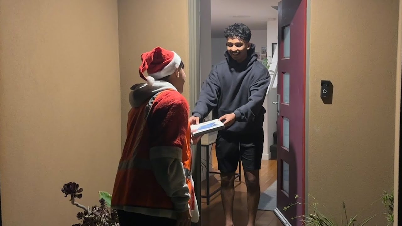 Удивляю друзей подарками, изображая Санта-Клауса.