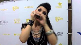 Участница конкурса "Пять звезд" Маша Маугли играет на губной гармошке
