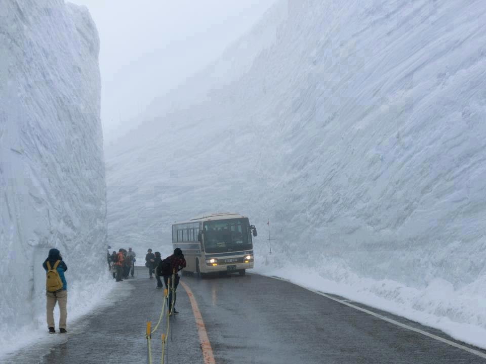 Amazin Snow canyon roads in Japan