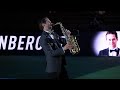 Saxofonisten Viktor Renberg showar på Centre Court