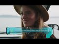 تحميل فيديو مشهد سينمائي لشابة تلتقط صوراً للذكريات للمونتاج 4K