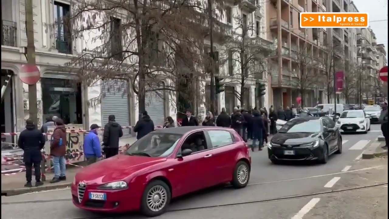 Tram deragliato a Milano, le immagini dopo la rimozione del mezzo