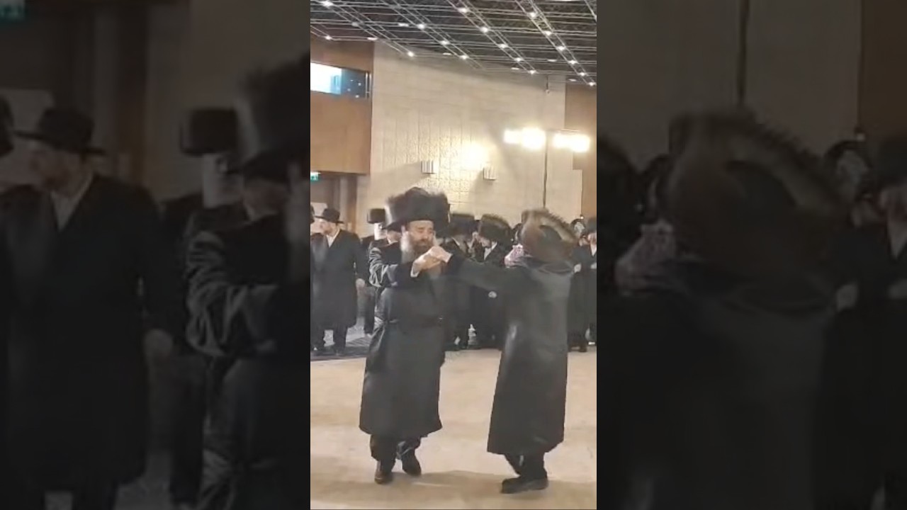 כבו"ק האדמו'ר מסאדיגורה ירושלים בריקוד עם כ"ק האדמו'ר מסקולען ירושלים בחתונת ביתו