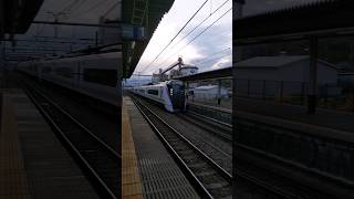 中央本線石和温泉駅に入線するE353系 特急 あずさ
