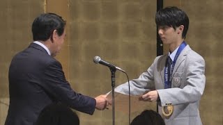 羽生、被災地で決意新たに 葛西らと文科省表彰式出席