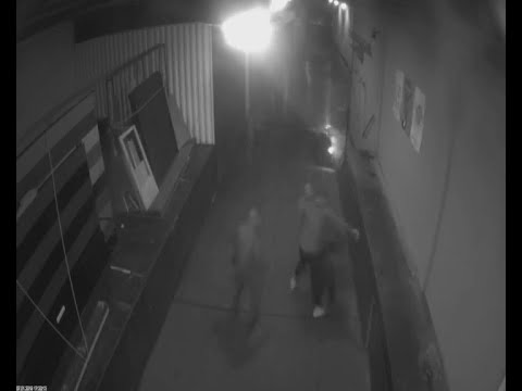 Einbrecher hält Opfer Pistole an den Kopf (Überwachungsvideo)