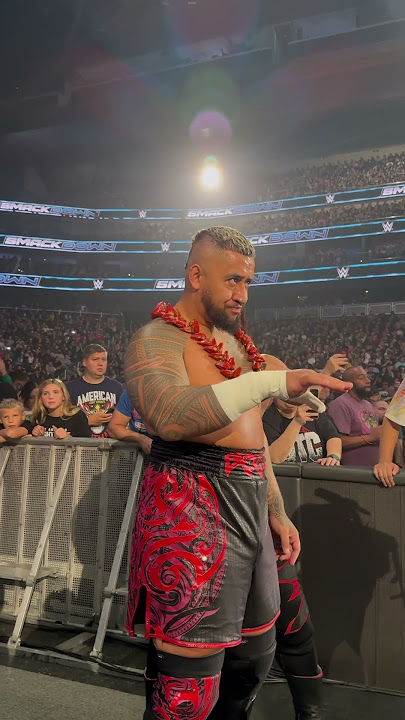 Solo Sikoa FUNNY breaks character at WWE Smackdown in Seattle