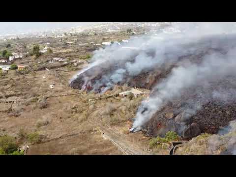 El muro de lava arrasa con todo a su paso en La Palma, Islas Canarias