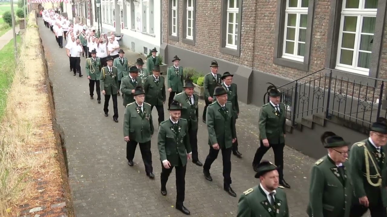 Schützenfest in der Zollfeste Zons: Oberstehrenabend auf der Rheinstraße in der Altstadt.